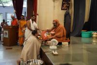 HH Swamiji felicitates the Bengaluru Math Renovation team